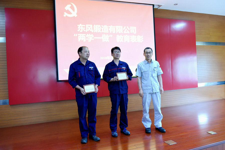 張兆德副總為成果改善黨員頒獎(jiǎng)_副本.jpg